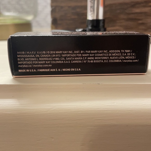 Mary Kay gel semi-shine lipstick - Picture 3 of 4